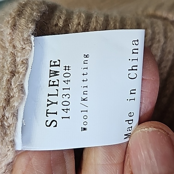 STYLEWE NWT cardegan sweater size med, supper soft and cozy. Wooden butt… - Picture 11 of 12